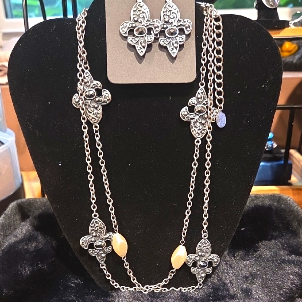 Elegant Silver and Cream Jewelry Set